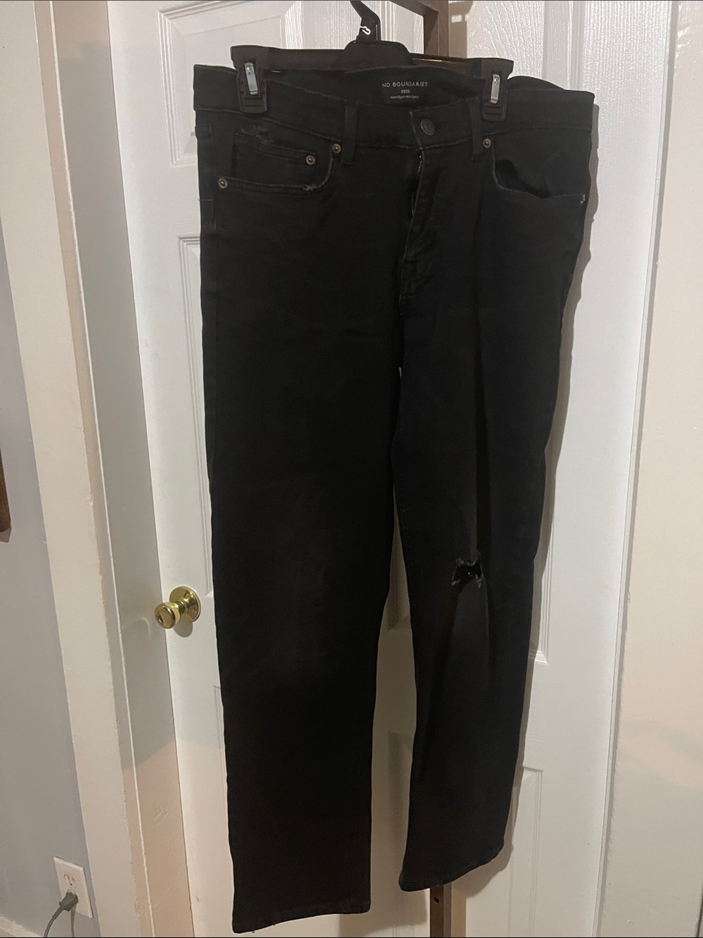 No Boundaries Men’s Black Straight Jeans with Distressed Knee